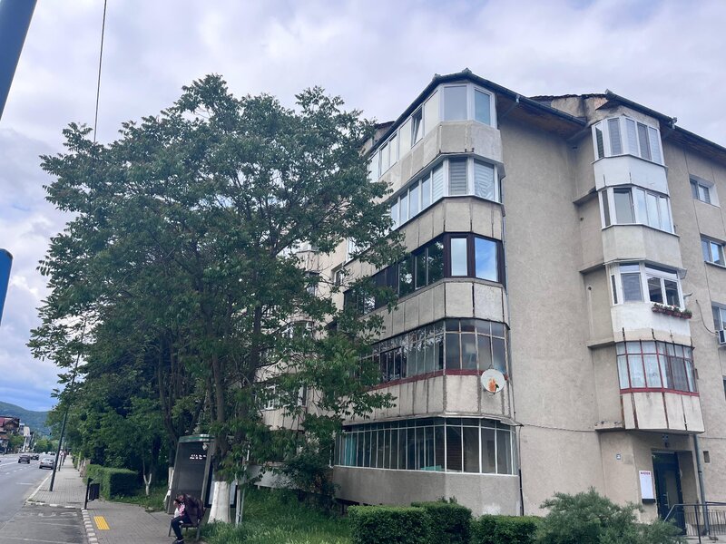 Calimanesti Apartament 2 camere + boxa + garaj Suprafata totala: 69,75 mp